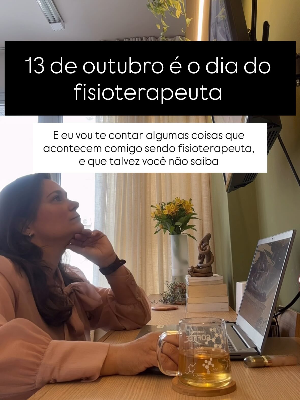 Nay Fiorini na mesa do consultório, com chá, flores e parede verde